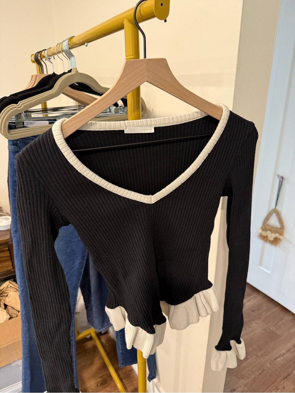 Zara Black Ribbed Sweater Ruffle Hem Deep V Neck Contrast Trim Size Medium - Picture 4 of 8